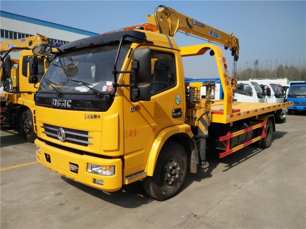 東風(fēng)多利卡帶吊清障車13w